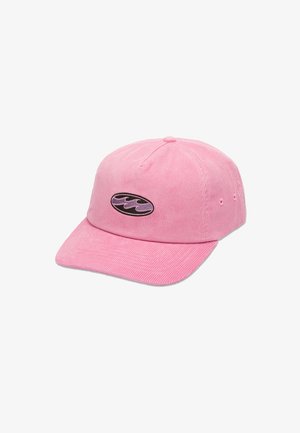 Roze corduroy pet met een gebogen klep, voorzien van een zwart en paars logo-embleem aan de voorkant. Zes ventilatieopeningen aan de zijkanten.