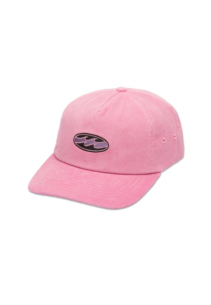 Roze corduroy pet met een gebogen klep, voorzien van een zwart en paars logo-embleem aan de voorkant. Zes ventilatieopeningen aan de zijkanten.
