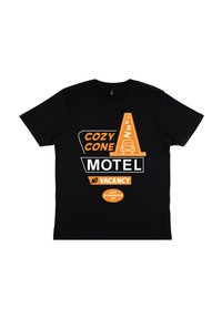 Czarna koszulka z grafiką, na której znajduje się pomarańczowy i biały tekst. Kluczowe elementy to "COZY CONE MOTEL" oraz "BRAK WOLNYCH MIEJSC" z symbolem stożka.