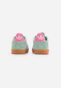 adidas Originals GAZELLE KIDS - Tossud - hazy green/footwear white/bliss pink