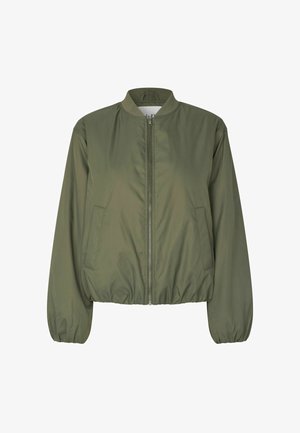 Bombaška suknja olivno zelene barve z rebrastim ovratnikom, sprednjim zadrgo, elastičnimi manšetami in dvema stranskima žepoma; gladka, lahka tkanina.