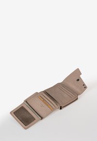 Portafoglio in pelle beige, chiusura a zip, numerosi scomparti per carte, una finestra trasparente per l'ID e un interno testurizzato con dettaglio di protezione RFID.