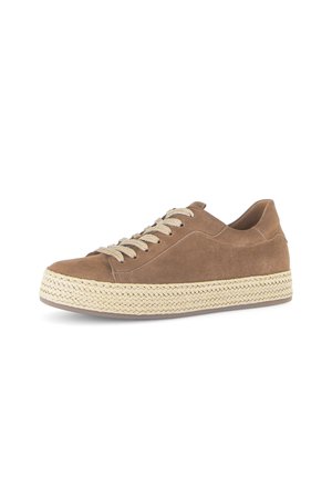 Baskets en daim marron avec semelle plateforme tissée beige et lacets beiges, vue de côté sur fond blanc.