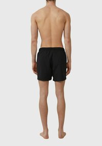 Schwarze Badeshorts mit einem elastischen Bund. Der Stoff scheint leicht und glatt zu sein, mit einem schlichten Design und ohne sichtbare Muster.