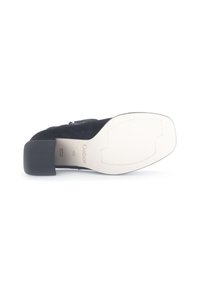 Talons en daim noir avec un design carré et un dessus texturé. Semelle légère avec un marquage en relief. Dispose d'un talon épais solide pour le soutien.
