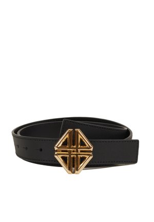 Sort læderbælte med en bred, geometrisk guldspænde. Spændet har et moderne design med fire punkter og en skinnende finish, der kontrasterer med den matte rem.