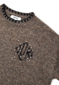 Bruine gebreide trui met een ronde halslijn, versierd met faux diamanten die een ontwerp op de voorkant vormen, van een textuurachtig wolmateriaal.