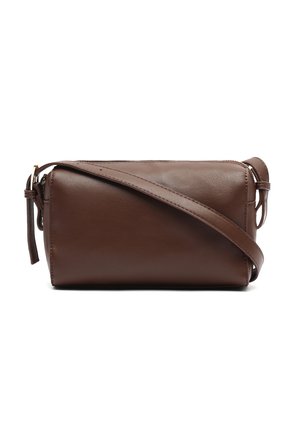 Borsa a tracolla in pelle marrone con tracolla regolabile e chiusura a zip, forma rettangolare, texture liscia, design minimalista.