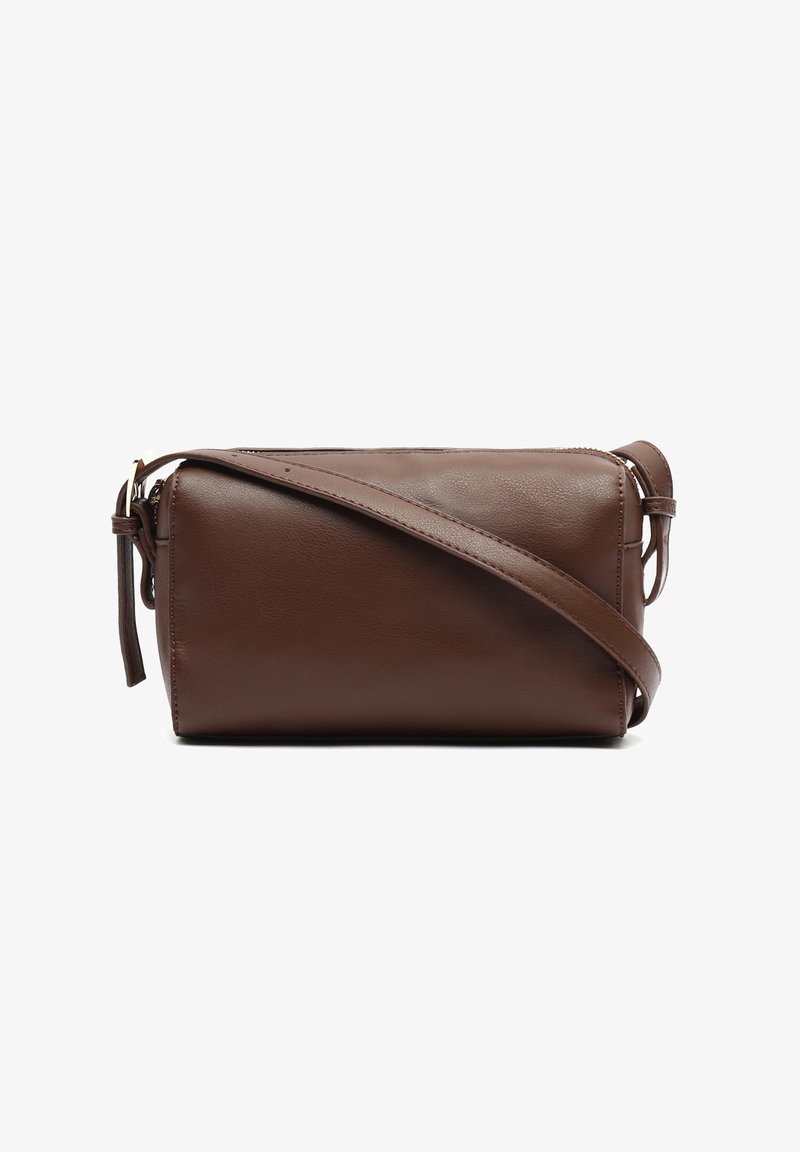 Borsa a tracolla in pelle marrone con tracolla regolabile e chiusura a zip, forma rettangolare, texture liscia, design minimalista.