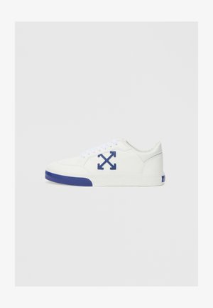 Sneaker din piele albă cu talpă din cauciuc albastru, având un design geometric al logo-ului pe lateral și șireturi albe rotunde. Finisaj texturat.