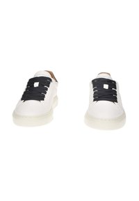 Sneakers in pelle bianca con lacci neri, punta arrotondata e una finitura leggermente strutturata. Presentano un design low-profile e una suola leggera.