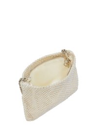 Metalnet clutch-taske med sølv-accenter, cremefarvet stofforing, lynlåslukning og et vinklet design med en struktureret form.