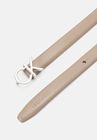 Calvin Klein THIN BELT  - Vöö - chanterelle