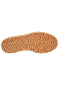 Suela de zapato de goma marrón con patrones de agarre texturizados y el logotipo "adidas" en relieve cerca del talón, con bordes curvados y diseños de tracción variados.