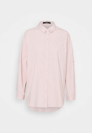 Hellrosa Langarm-Button-Up-Hemd mit Kragen und Brusttasche, präsentiert vor einem schlichten weißen Hintergrund.