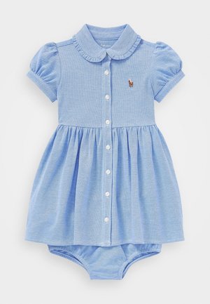 Lichtblauwe babyjurk met korte pofmouwtjes, geplooide kraag, knopen aan de voorkant en bijpassende bloomershorts.