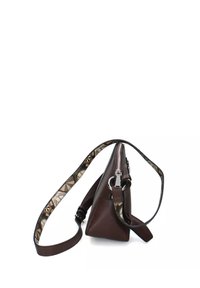 Borsa triangolare marrone con un esterno in pelle liscia, cerniera argentata e una tracolla decorata con disegni geometrici.