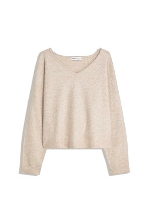 Beige weicher Strick-V-Ausschnitt-Pullover mit langen Ärmeln und gerippten Bündchen sowie Saum, präsentiert auf einem weißen Hintergrund.