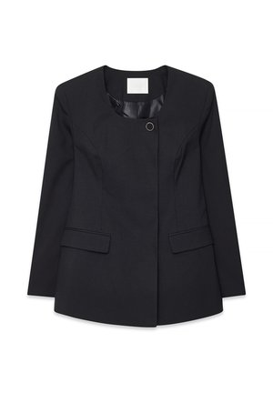 Čierny blejzer s okrúhlym výstrihom, dvoma prednými vreckami, zapínaním na jeden gombík a hladkou podšívkou. Má prispôsobené švy pre priliehavý vzhľad.