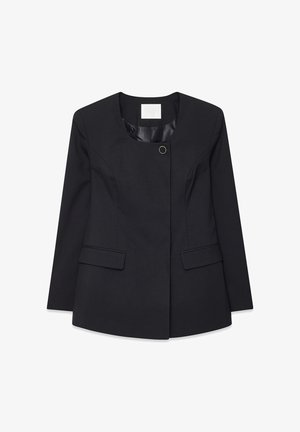 Čierny blejzer s okrúhlym výstrihom, dvoma prednými vreckami, zapínaním na jeden gombík a hladkou podšívkou. Má prispôsobené švy pre priliehavý vzhľad.
