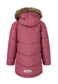 Puffet lyserød jakke med en blød pelsforet hætte, der har et zigzag-mønster på kroppen og et logo-patch nær kanten.
