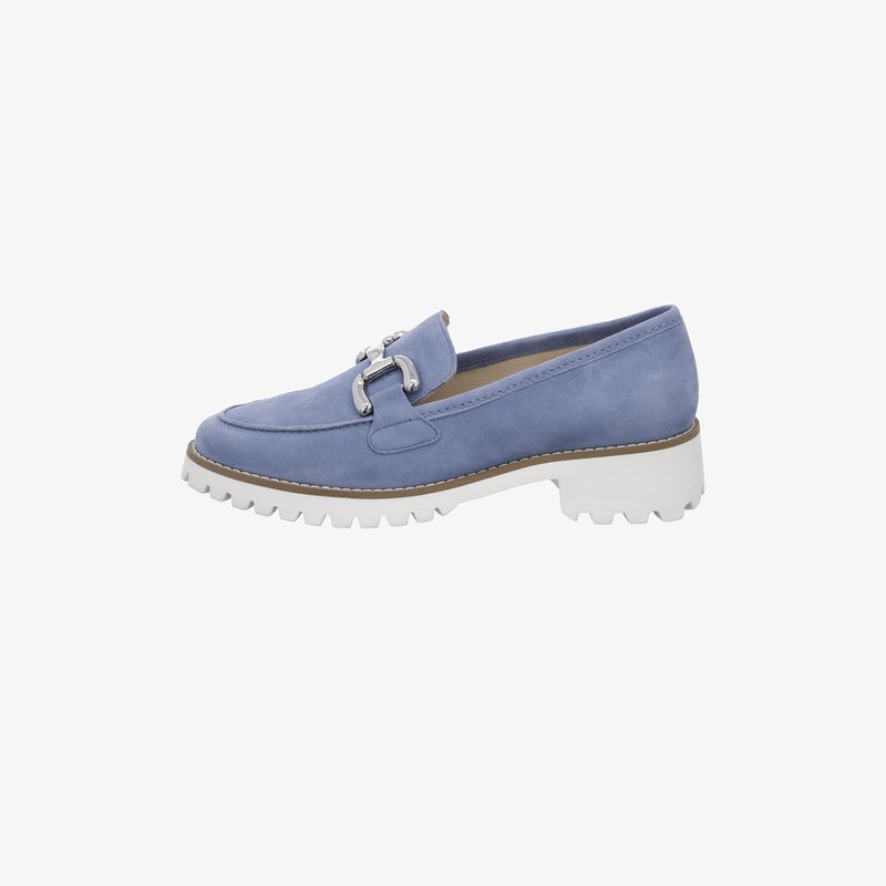 Blauer Wildleder-Slipper mit grober weißer Sohle und silberner Schnallendetailansicht von der Seite auf weißem Hintergrund.