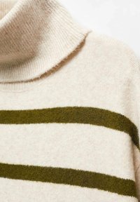 Cremfarbener Strickpullover mit hohem Kragen, der dunkelolivgrüne horizontale Streifen und einen weichen, strukturierten Stoff aufweist.