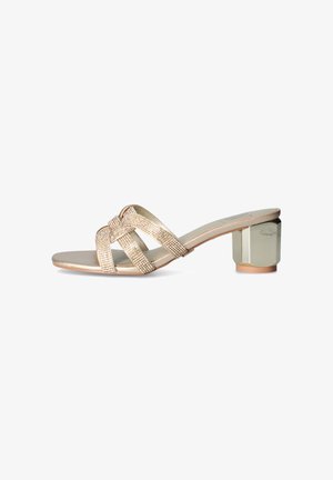 Sandalo slip-on dorato con tre cinturini incastonati di strass e tacco geometrico a blocco, mostrato di profilo su sfondo bianco.