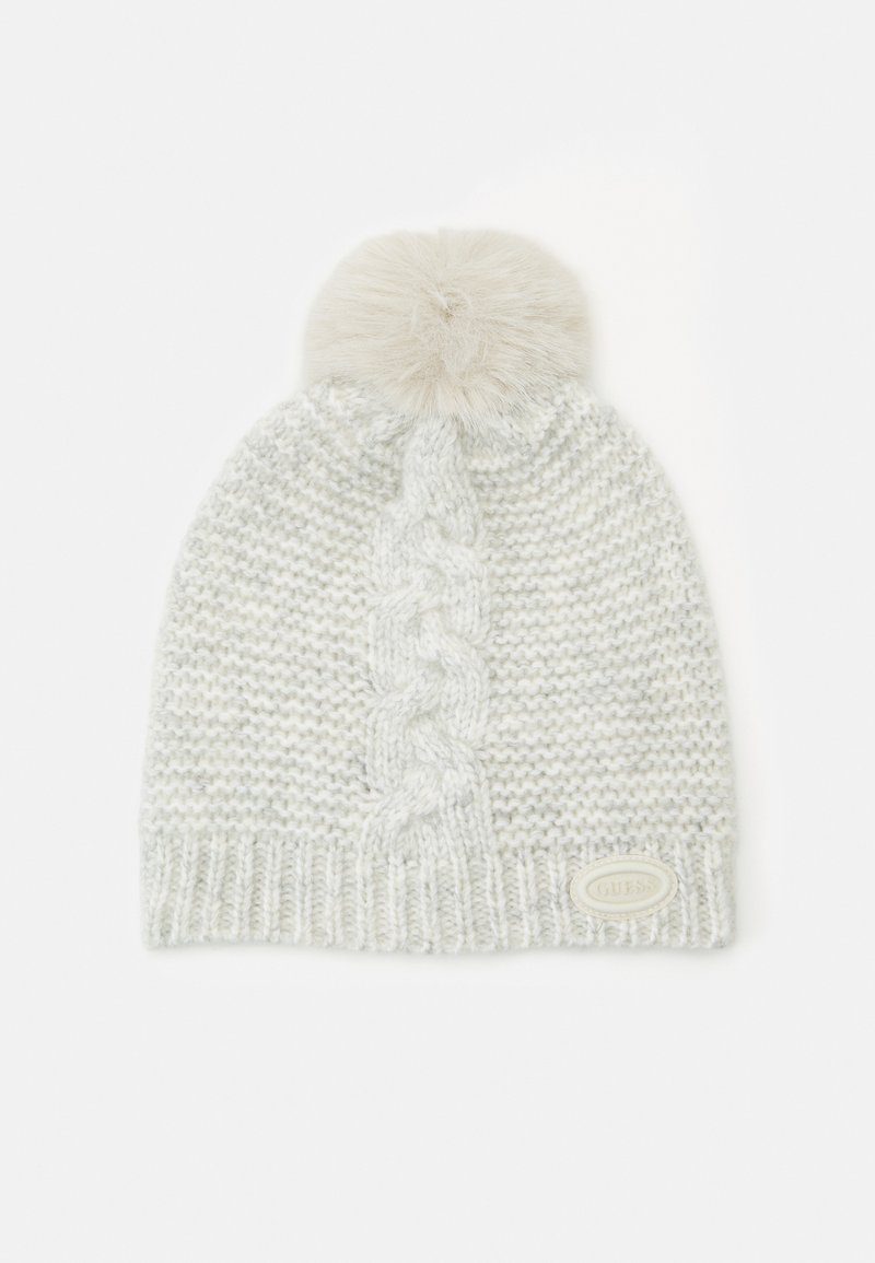 Berretto lavorato a maglia di colore grigio chiaro con un motivo a treccia, rifinito con un soffice pom-pom beige sulla parte superiore e un piccolo logo vicino alla visiera.
