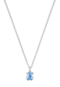 Srebrny naszyjnik z łańcuszkiem, z zawieszką w kształcie niebieskiego misia o fasetowanej powierzchni i gładkich krawędziach. Zawieszka ma wyrazisty i zabawny design.