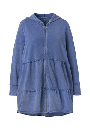Veste zippée en denim bleu avec capuche, design en étages, détails froncés aux coutures et manches longues. Texture douce avec une coupe décontractée.