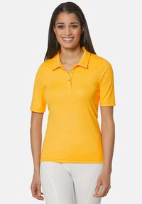 Geel poloshirt met een kraag, korte mouwen en een knoopsluiting met drie knopen. Vloeiende textuur, gemaakt van lichtgewicht, ademend materiaal.