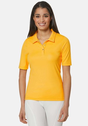 Geel poloshirt met een kraag, korte mouwen en een knoopsluiting met drie knopen. Vloeiende textuur, gemaakt van lichtgewicht, ademend materiaal.