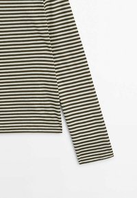 Langarmshirt mit abwechselnd olivgrünen und weißen horizontalen Streifen, aus weichem, dehnbarem Stoff gefertigt.