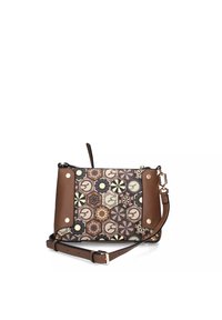 Bolso de hombro de cuero marrón con un frente de tela de patrón geométrico, cierre magnético y correa ajustable. Accesorios en tono dorado.