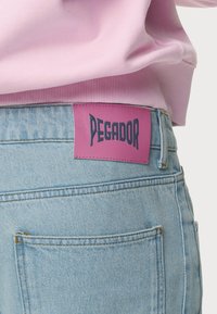 Pegador VALMAR BAGGY - Platūs džinsai - sand washed blue