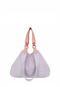 Bolso de ante púrpura con correas de cuero rosa, acentos de anillos plateados y forma triangular. Presenta una superficie lisa y texturada.