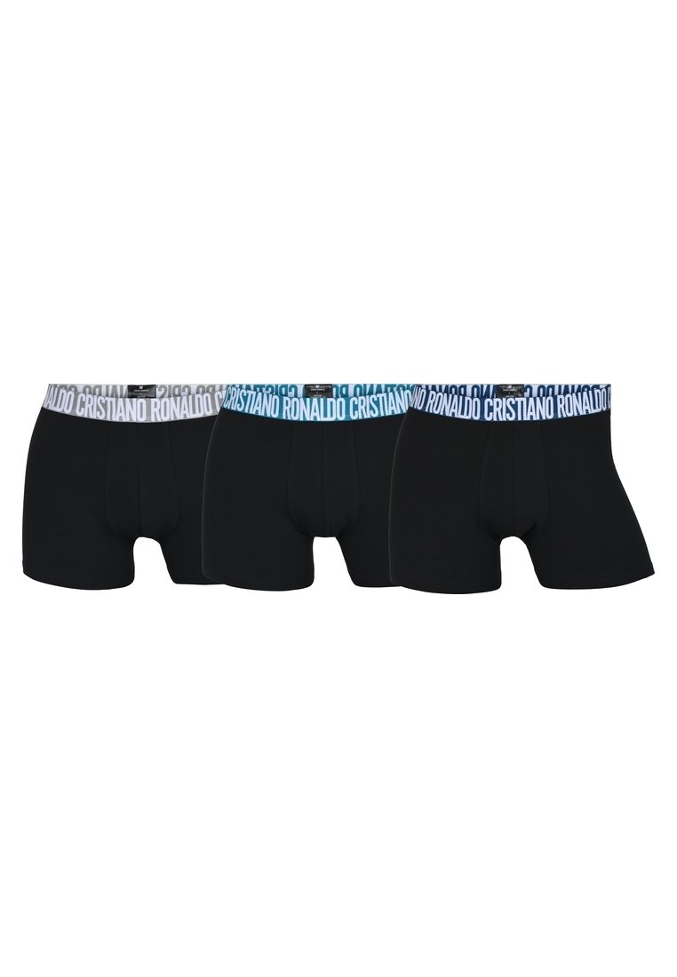 Drie paar zwarte herenboxershorts met elastische taillebanden met de tekst "Cristiano Ronaldo" in witte, grijze en blauwe kleuren.