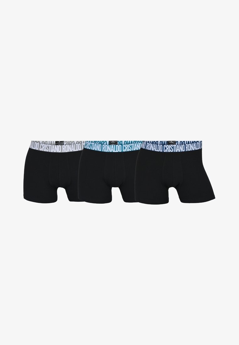 Drie paar zwarte herenboxershorts met elastische taillebanden met de tekst "Cristiano Ronaldo" in witte, grijze en blauwe kleuren.