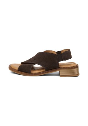 Sandale marron en daim à bout ouvert avec des brides croisées, semelle intérieure rembourrée de couleur tan, bride arrière réglable et petit talon empilé.