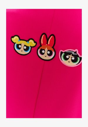 Tričko s výšivkami zobrazuje tváre karikatúr: blondínku, dievča s červenými vlasmi a zajacimi ušami a dievča s tmavými vlasmi, na jasne ružovom pozadí.