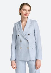 Světle modrý dvouřadý blazer s vertikálními pruhy, zlatými knoflíky, s klopami a kapsami. Přiléhavý střih, hladká textura.