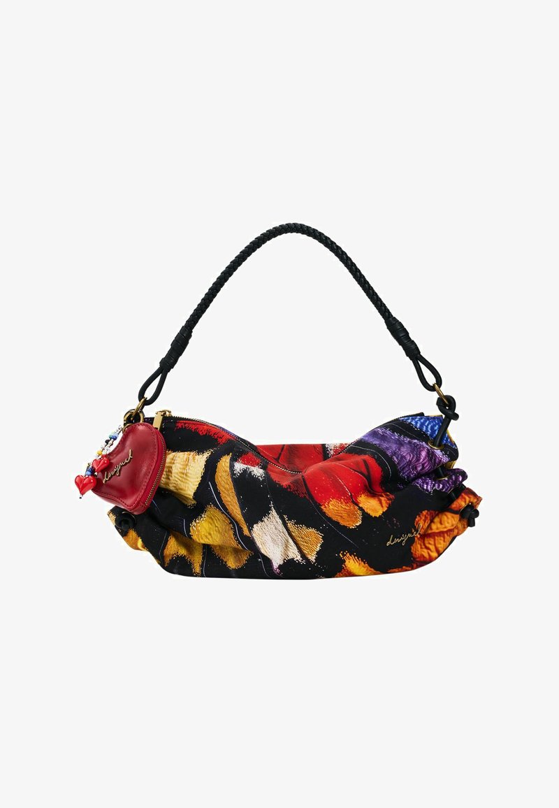 Borsa di tessuto multicolore con manico intrecciato nero, decorata con motivi vivaci in rosso, giallo e viola. Include un piccolo ciondolo a forma di cuore rosso.