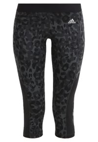 Leggings neri con motivo leopardato in diverse tonalità di grigio, con una vita nera e un logo Adidas sull'anca.