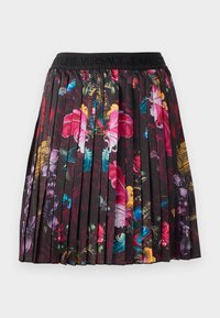 Falda plisada con una cinturilla negra que presenta el texto "VERSACE JEANS". La tela está adornada con coloridos patrones de flores y mariposas sobre un fondo oscuro.