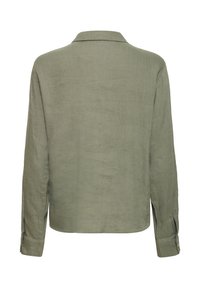 Chemise à manches longues vert olive avec col, présentant une texture lisse et une coupe droite. Fermeture par boutons aux manches.