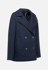 Cappotto doppiopetto blu navy realizzato in tessuto testurizzato con ampie revers, due tasche frontali e cinque bottoni neri. Interno foderato.