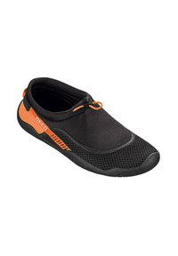 Chaussure d'eau noire avec tige en mesh respirant, semelle en caoutchouc et accents orange. Conçue pour le confort et la flexibilité dans des conditions humides.