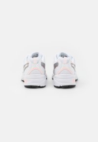 New Balance MR530 UNISEX - Sapatilhas - white/rose
