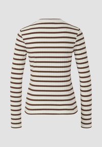 Top de manga larga acanalado con rayas horizontales en marrón y blanco roto. Escote redondeado y silueta ajustada. Textura suave.